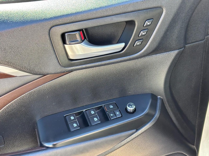 Toyota Highlander Vehicle Full-screen Gallery Image 18