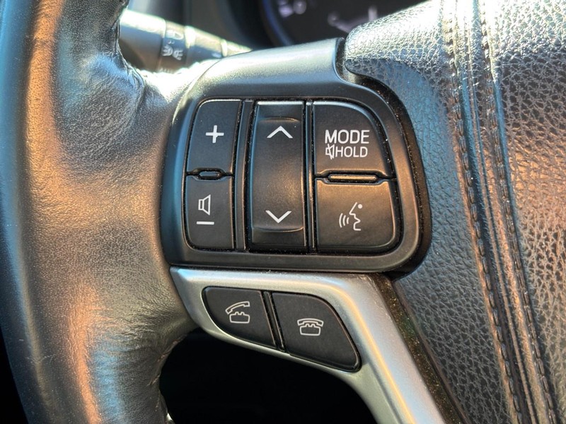 Toyota Highlander Vehicle Full-screen Gallery Image 19