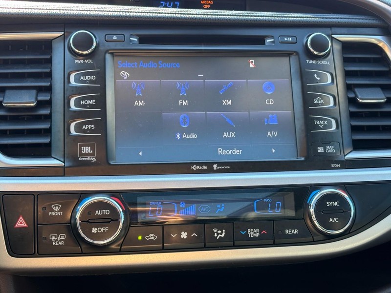 Toyota Highlander Vehicle Full-screen Gallery Image 22
