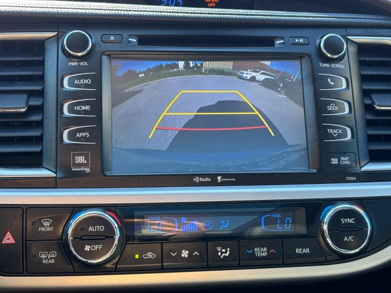 Toyota Highlander Vehicle Full-screen Gallery Image 23