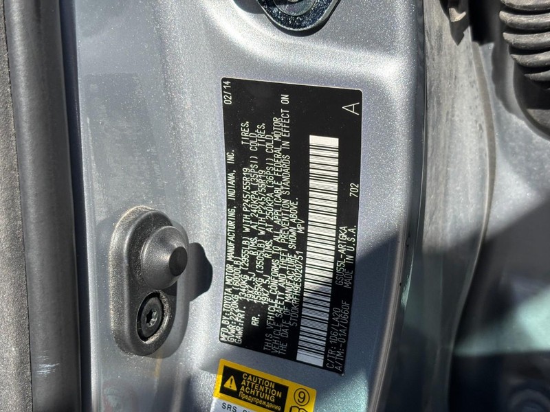 Toyota Highlander Vehicle Full-screen Gallery Image 24