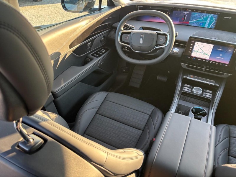 Lincoln Nautilus Vehicle Full-screen Gallery Image 13