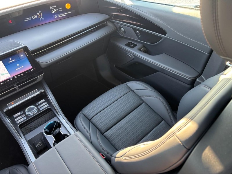 Lincoln Nautilus Vehicle Full-screen Gallery Image 15