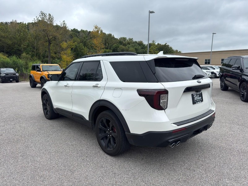 Ford Explorer Vehicle Full-screen Gallery Image 04