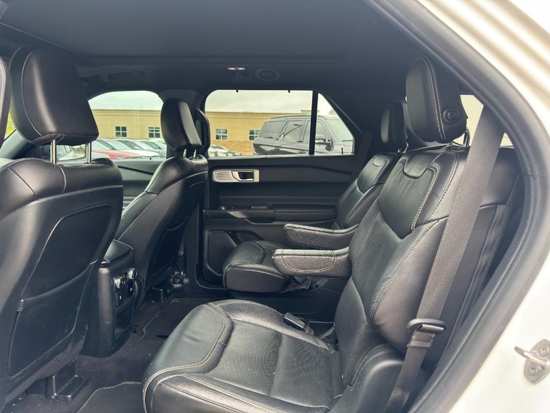 Ford Explorer Vehicle Full-screen Gallery Image 06