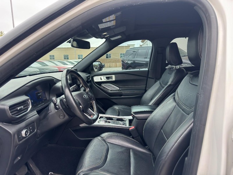 Ford Explorer Vehicle Full-screen Gallery Image 07