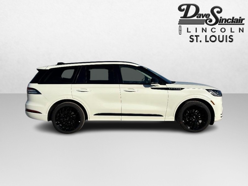 Lincoln Aviator Vehicle Full-screen Gallery Image 02