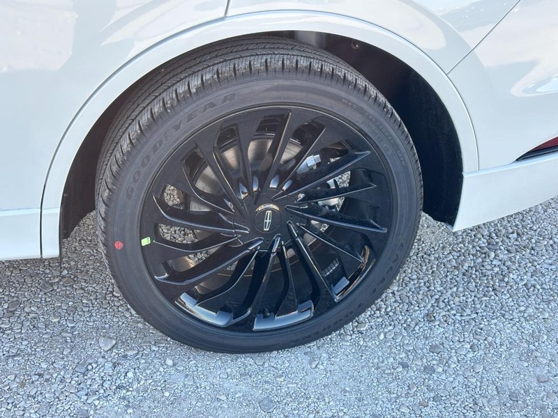 Lincoln Aviator Vehicle Full-screen Gallery Image 11