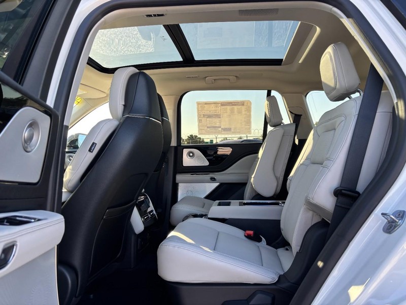 Lincoln Aviator Vehicle Full-screen Gallery Image 13