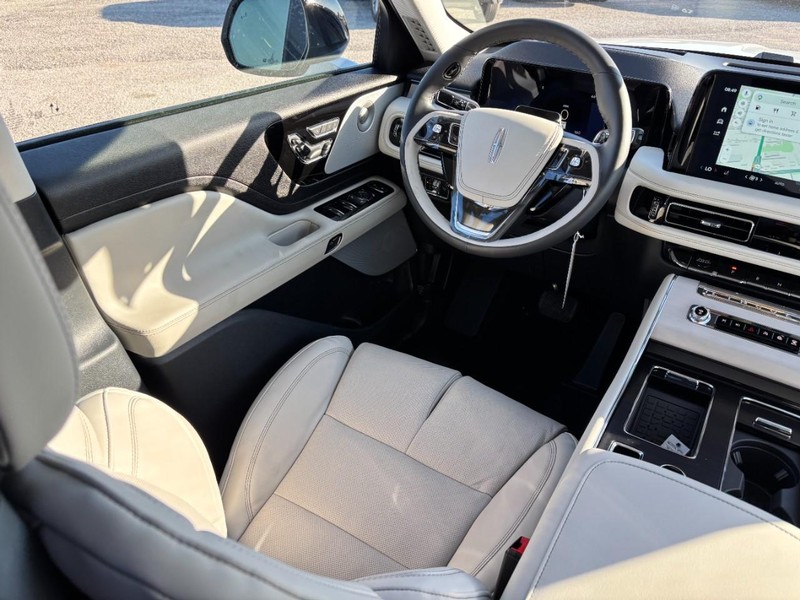 Lincoln Aviator Vehicle Full-screen Gallery Image 14