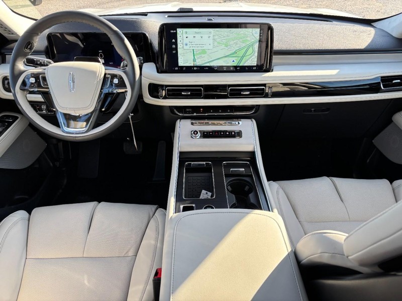 Lincoln Aviator Vehicle Full-screen Gallery Image 15
