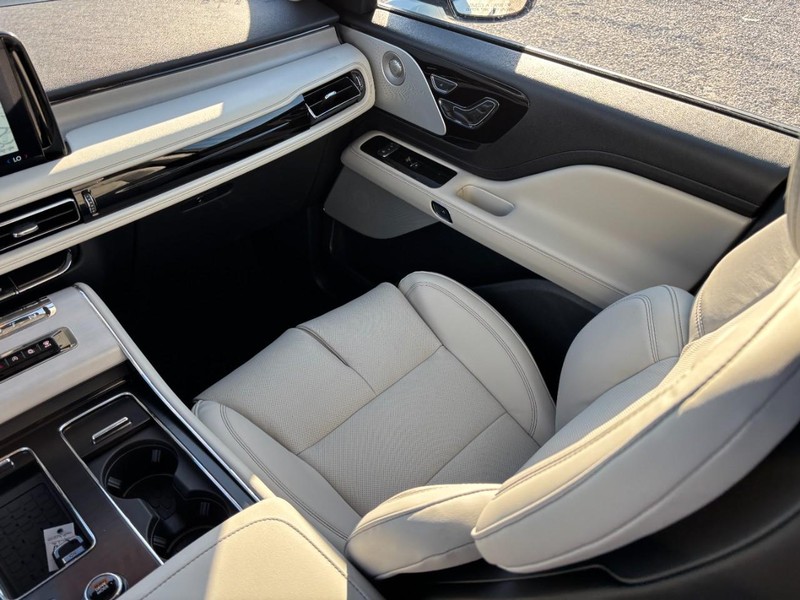 Lincoln Aviator Vehicle Full-screen Gallery Image 16