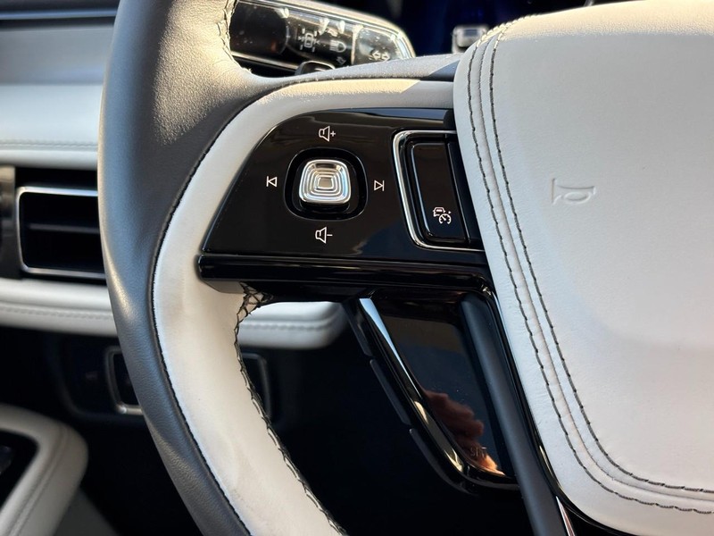 Lincoln Aviator Vehicle Full-screen Gallery Image 19