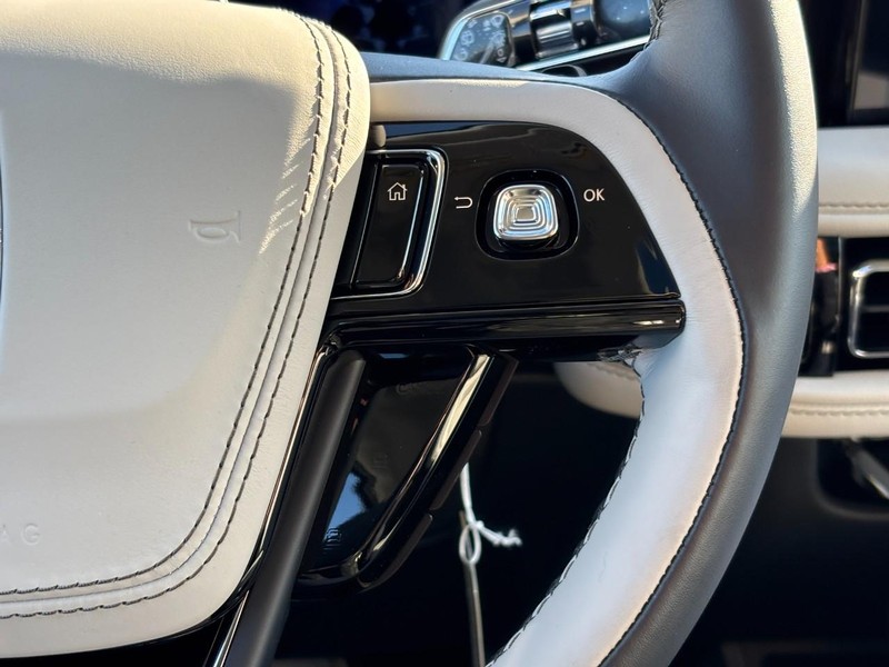 Lincoln Aviator Vehicle Full-screen Gallery Image 20