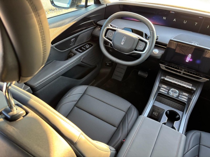 Lincoln Nautilus Vehicle Full-screen Gallery Image 11