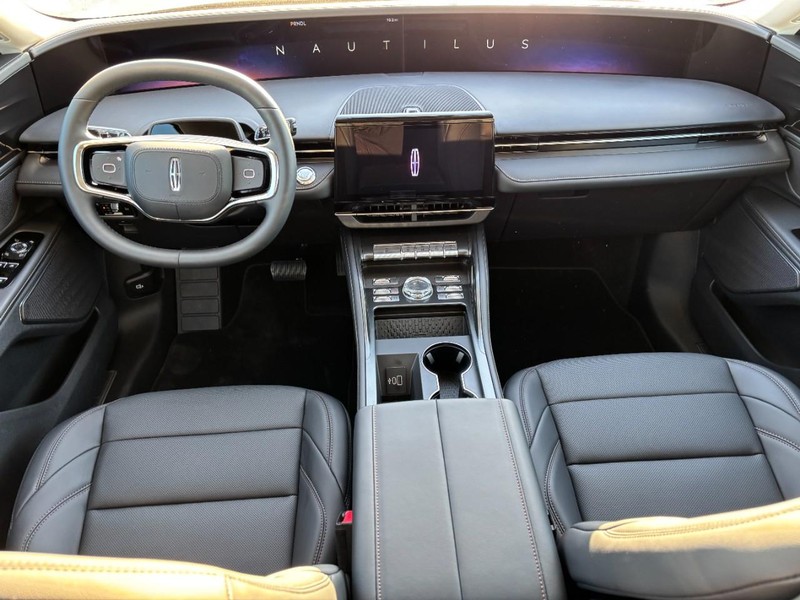 Lincoln Nautilus Vehicle Full-screen Gallery Image 12