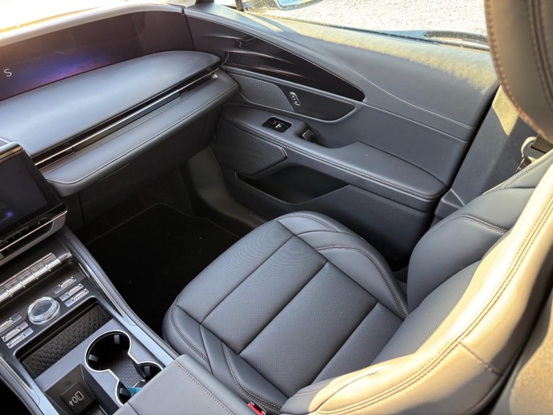 Lincoln Nautilus Vehicle Full-screen Gallery Image 13