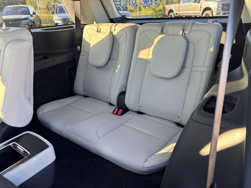 Lincoln Aviator Vehicle Full-screen Gallery Image 12