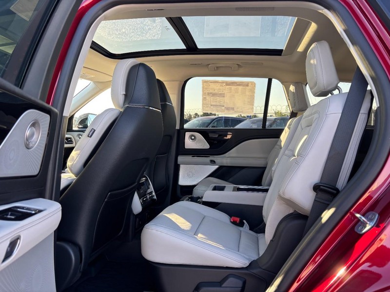 Lincoln Aviator Vehicle Full-screen Gallery Image 13