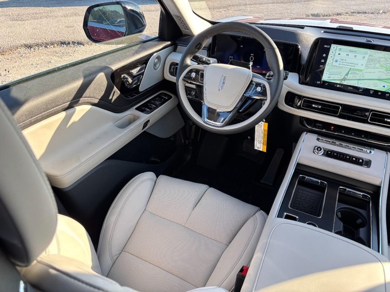 Lincoln Aviator Vehicle Full-screen Gallery Image 14