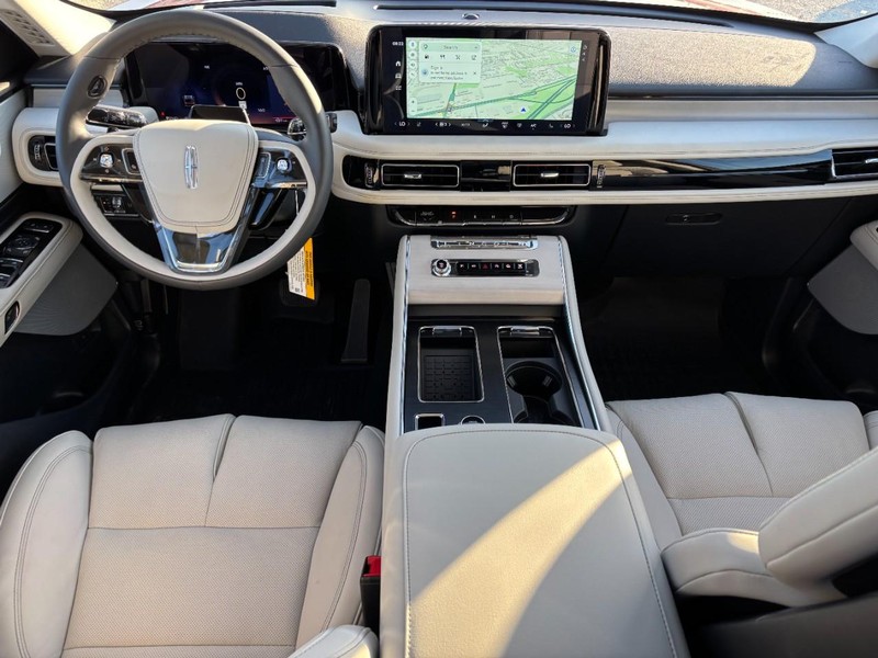 Lincoln Aviator Vehicle Full-screen Gallery Image 15