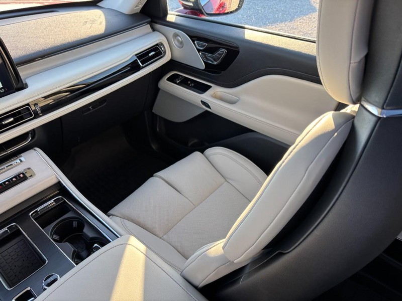 Lincoln Aviator Vehicle Full-screen Gallery Image 16