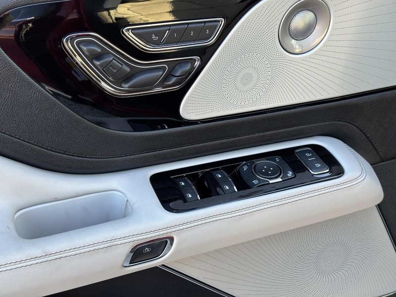 Lincoln Aviator Vehicle Full-screen Gallery Image 18