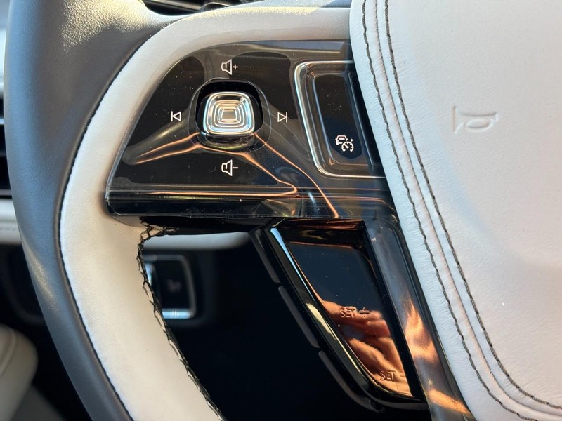 Lincoln Aviator Vehicle Full-screen Gallery Image 19