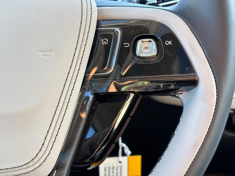 Lincoln Aviator Vehicle Full-screen Gallery Image 20