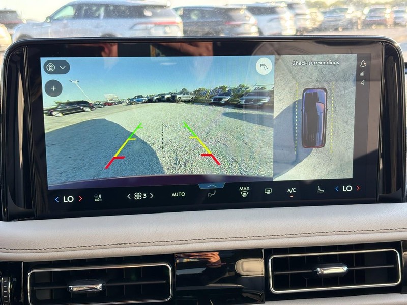 Lincoln Aviator Vehicle Full-screen Gallery Image 23