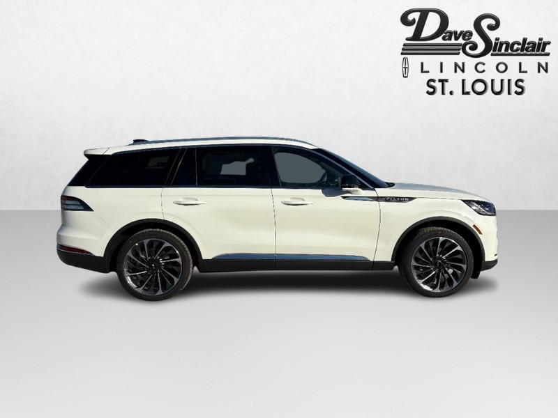 Lincoln Aviator Vehicle Full-screen Gallery Image 02