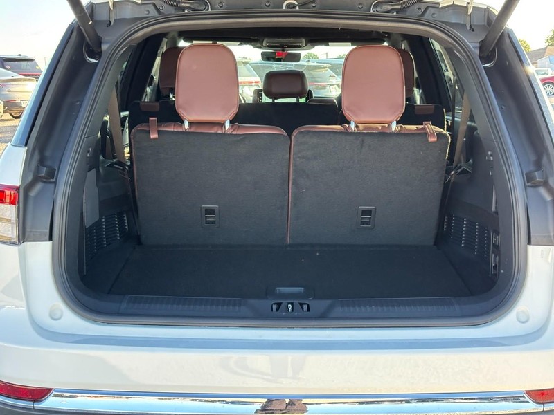 Lincoln Aviator Vehicle Full-screen Gallery Image 10