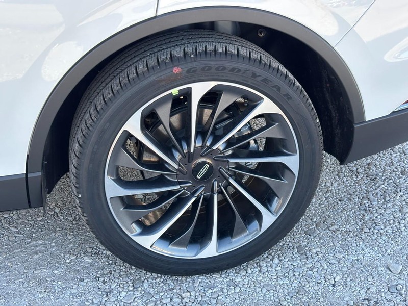 Lincoln Aviator Vehicle Full-screen Gallery Image 11