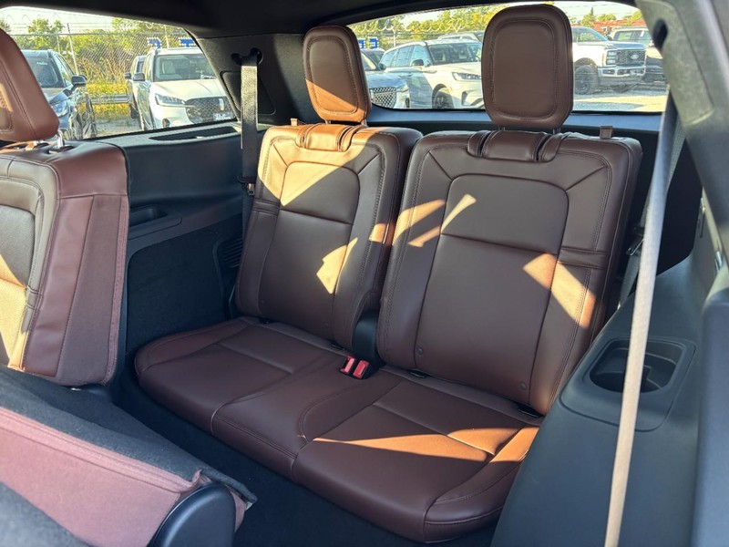 Lincoln Aviator Vehicle Full-screen Gallery Image 12