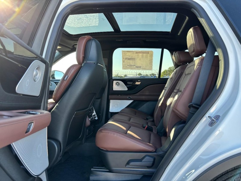 Lincoln Aviator Vehicle Full-screen Gallery Image 13