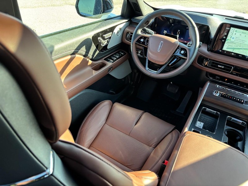 Lincoln Aviator Vehicle Full-screen Gallery Image 14