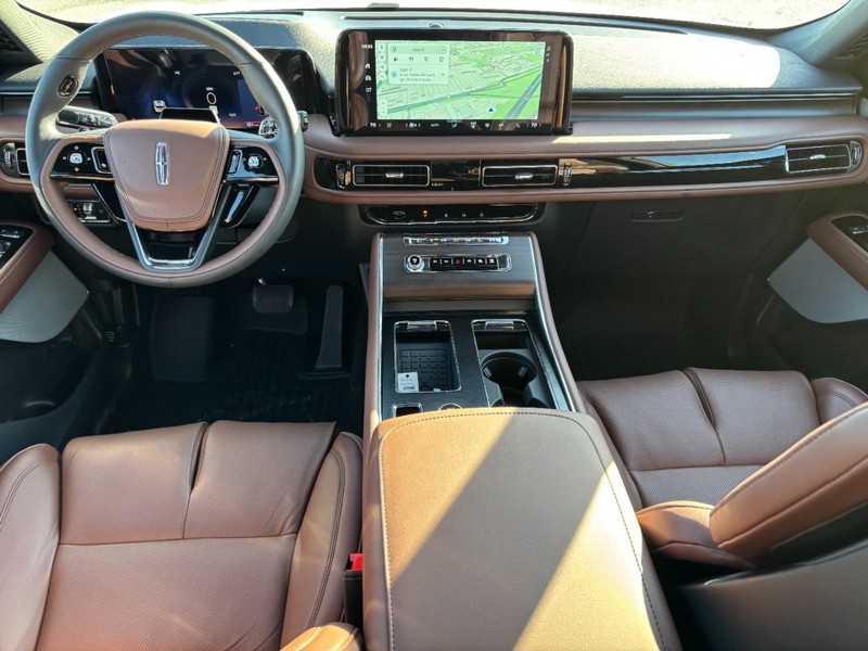 Lincoln Aviator Vehicle Full-screen Gallery Image 15
