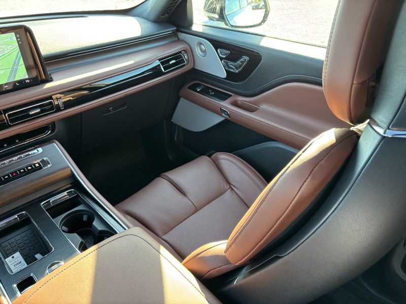 Lincoln Aviator Vehicle Full-screen Gallery Image 16