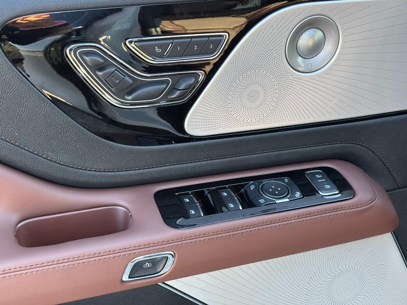 Lincoln Aviator Vehicle Full-screen Gallery Image 18