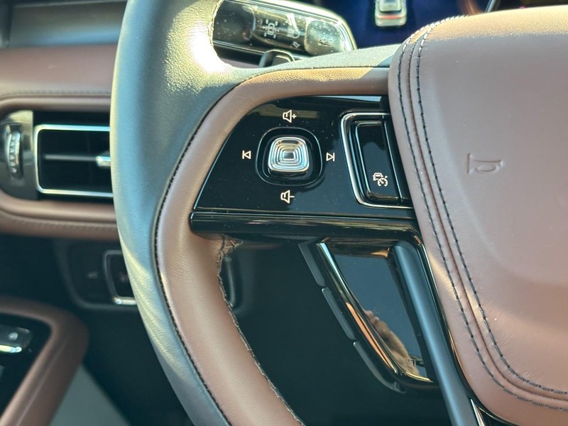 Lincoln Aviator Vehicle Full-screen Gallery Image 19