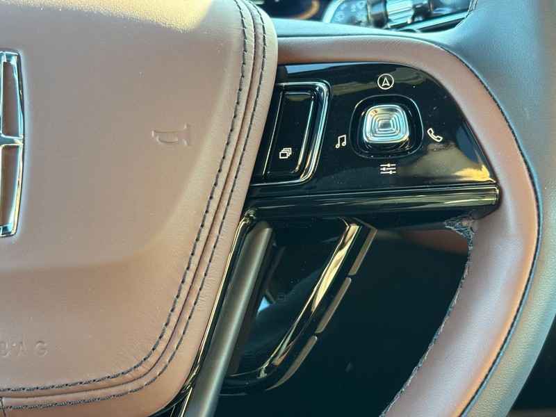 Lincoln Aviator Vehicle Full-screen Gallery Image 20