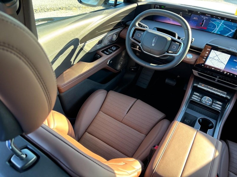 Lincoln Nautilus Vehicle Full-screen Gallery Image 13