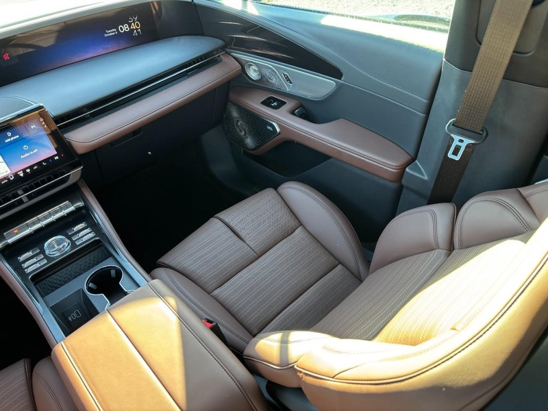Lincoln Nautilus Vehicle Full-screen Gallery Image 15