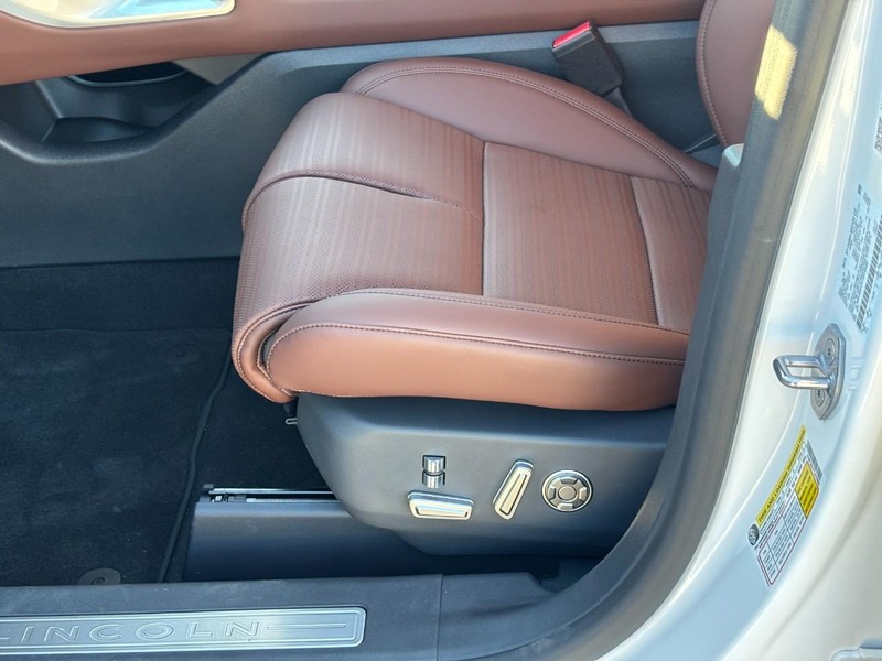 Lincoln Nautilus Vehicle Full-screen Gallery Image 16