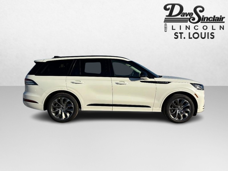 Lincoln Aviator Vehicle Full-screen Gallery Image 02