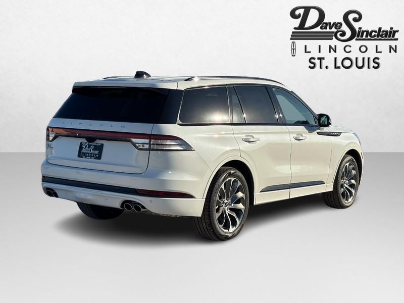 Lincoln Aviator Vehicle Full-screen Gallery Image 03