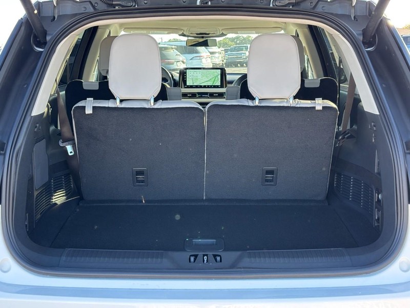 Lincoln Aviator Vehicle Full-screen Gallery Image 10