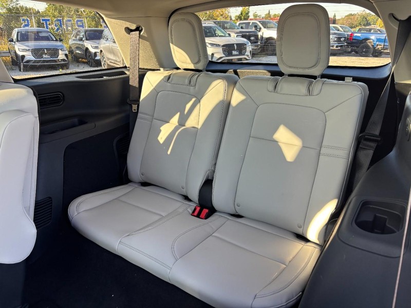 Lincoln Aviator Vehicle Full-screen Gallery Image 12