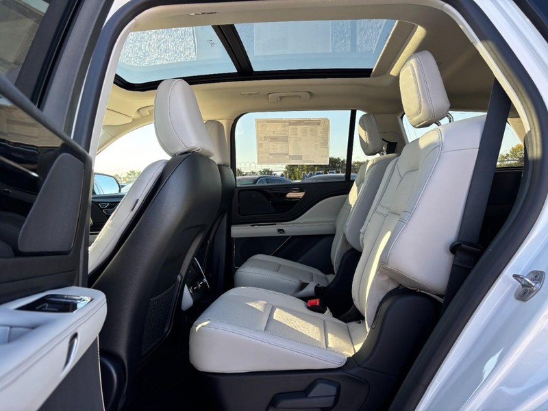 Lincoln Aviator Vehicle Full-screen Gallery Image 13