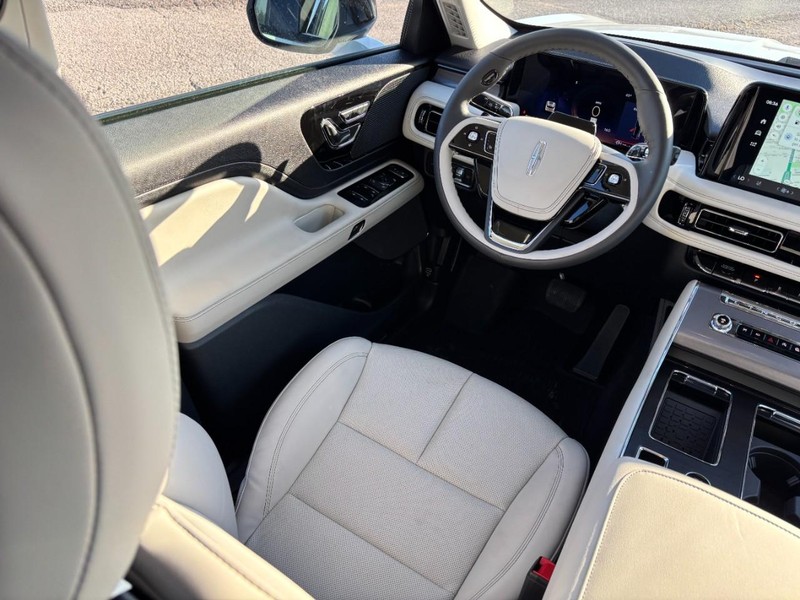 Lincoln Aviator Vehicle Full-screen Gallery Image 14